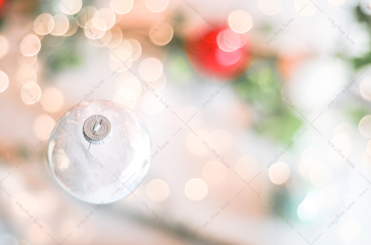 Boule blanche et décor de Noël, image haute résolution libre de droits à télécharger pour identité visuelle, communication et décoration. Hiver