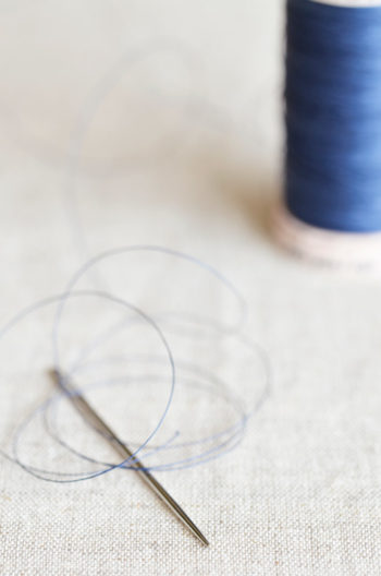 Aiguille à coudre et bobine de fil bleu, image haute résolution libre de droits à télécharger / Couture, Atelier, Créativité, Tissu, Lin, Naturel, Manuel