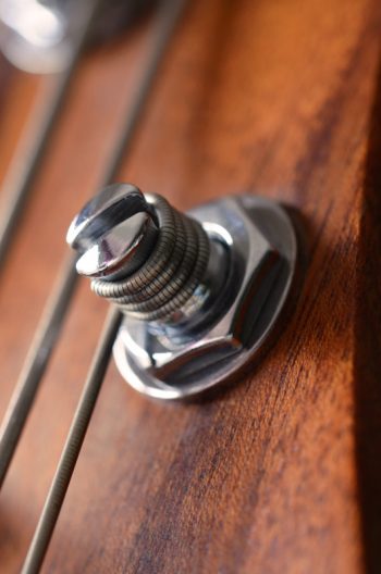 Instrument de musique : mécanique de contrebasse électrique, image haute résolution libre de droits à télécharger / Music instrument : double bass mechanic • Royalty free and high resolution picture downloadable / Musical, Musician, Jazz, Studio, Photograph, Image, Pro