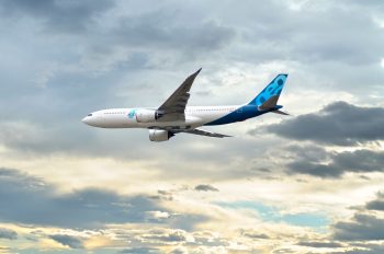 Avion de ligne en vol sur un ciel nuageux • Image haute résolution libre de droits à télécharger / Transport, Aérien, Appareil, Modernité, Vacances