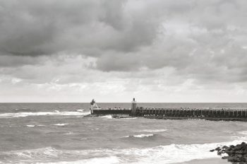 Paysage des Landes : phare et jetée - image libre de droits à télécharger / Photo noir et blanc de paysage océanique du sud des Landes