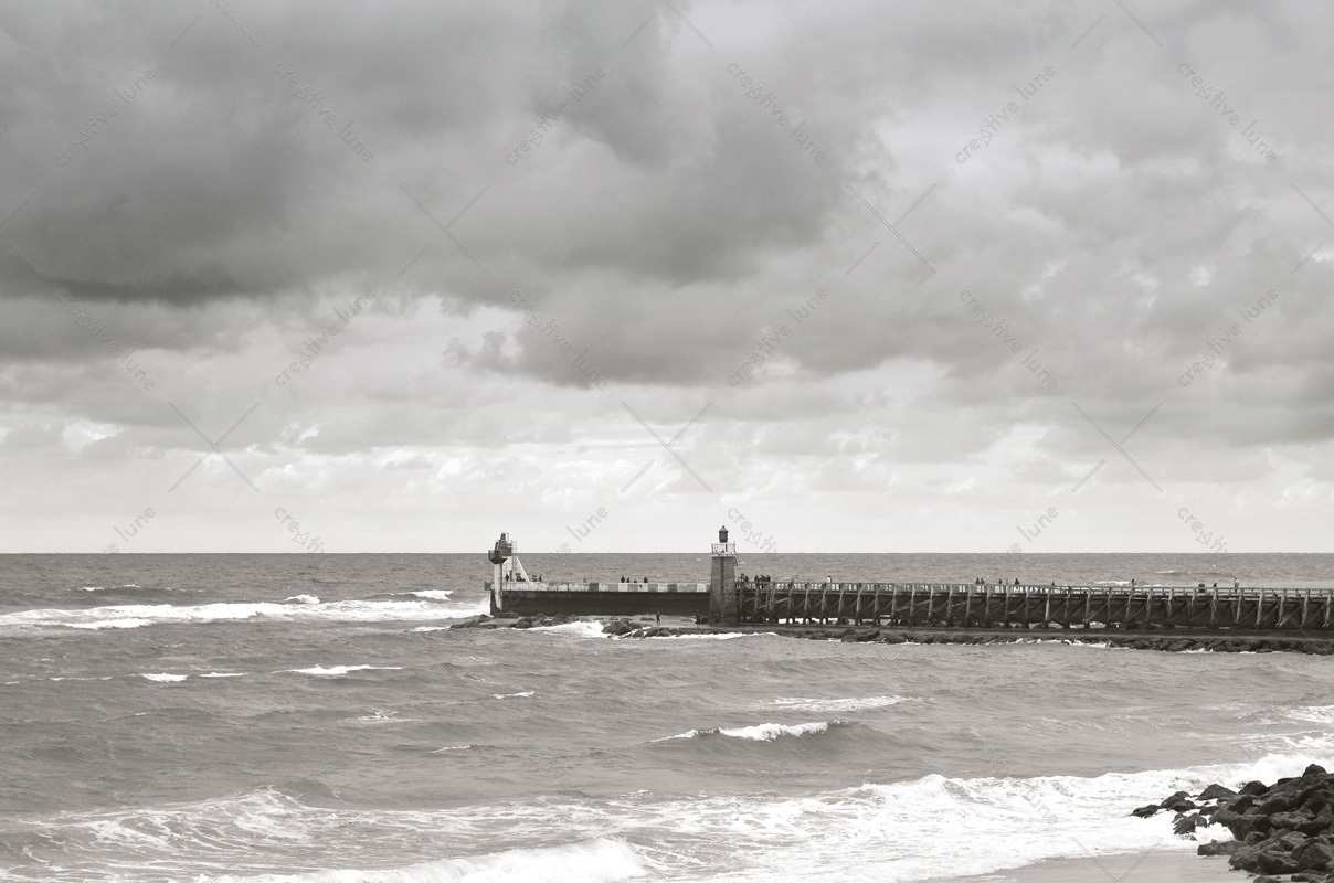 Paysage des Landes : phare et jetée - image libre de droits à télécharger / Photo noir et blanc de paysage océanique du sud des Landes
