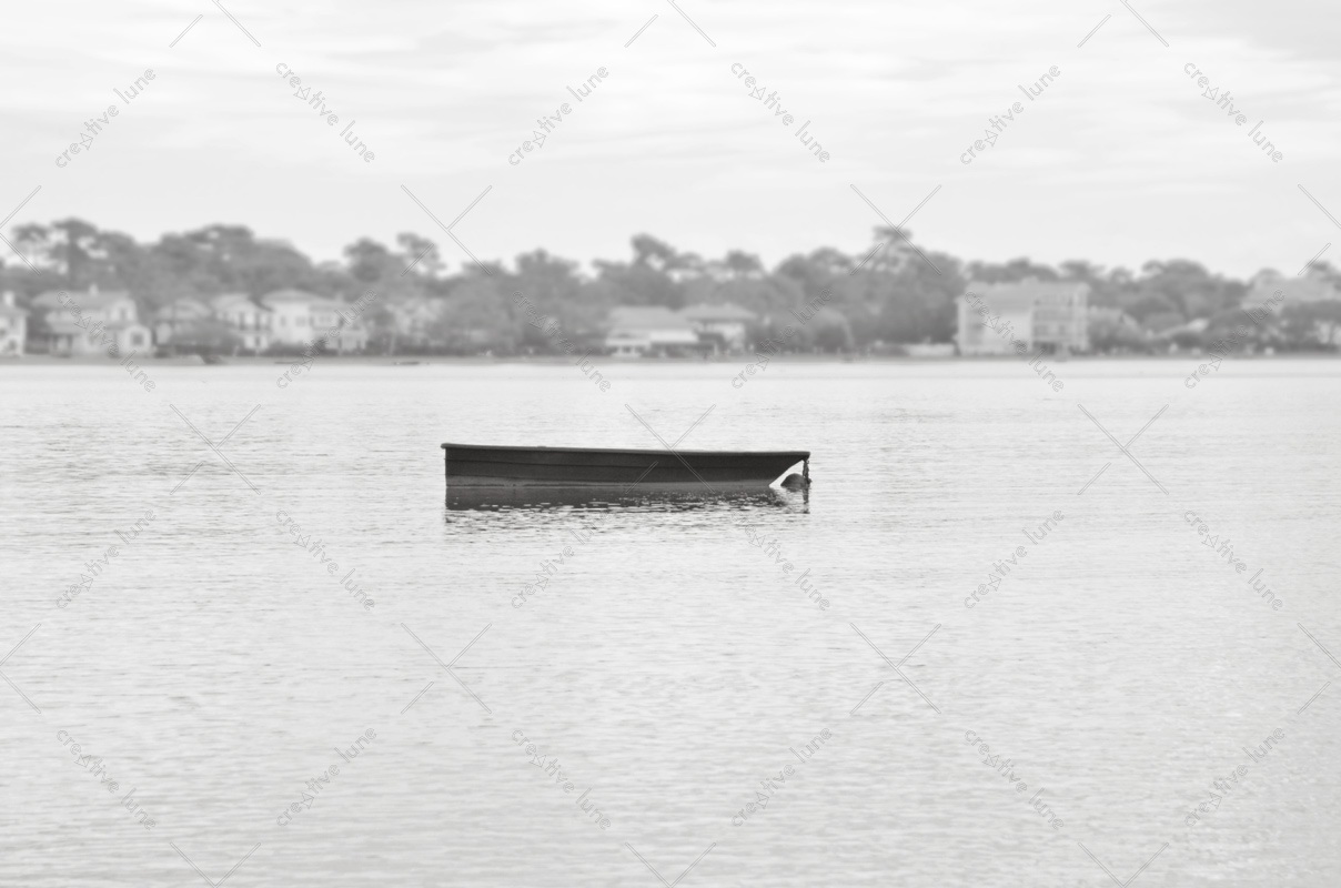 Petite embarcation sur l'eau - photo maritime à télécharger • Creative Lune