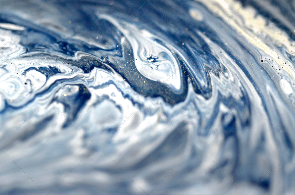 Peinture fluide (détail) • Photo macro Hi-Res du mélange des couleurs gris bleu, blanc et beige parsemées de paillettes dorées • Créative Lune