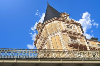Hôtel du XIXe siècle • Image haute résolution libre de droits à télécharger / Détails architecturaux de l'hôtel de Gassion, ancien palace de Pau.