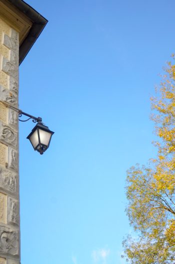 Ciel bleu dans un village • Image haute résolution libre de droits à télécharger d'un beau ciel bleu avec sur la gauche, l'angle d'une vieille bâtisse...