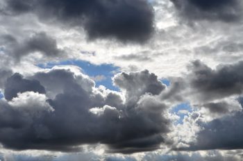 Nuages Complexes • Photographie libre de droits à télécharger d'un ciel nuageux océanique entre la pluie et l’éclaircie aux nuances de couleurs variées.