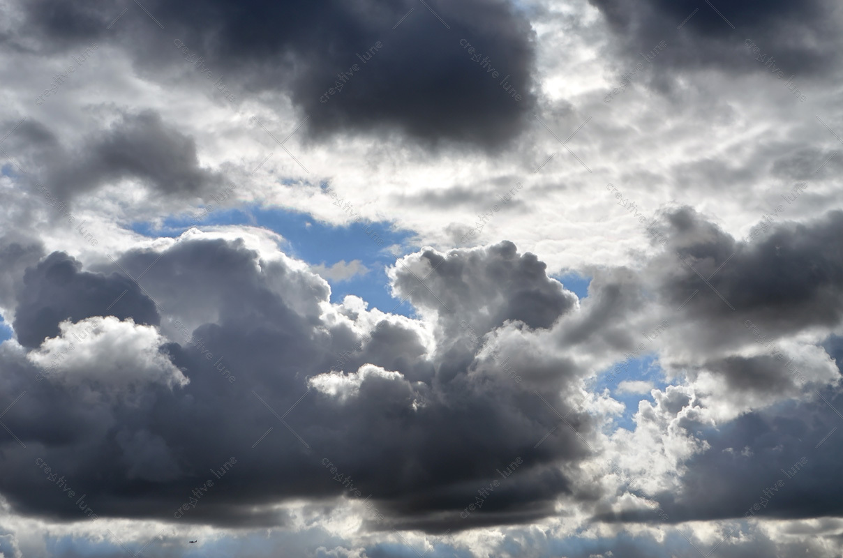Nuages Complexes • Photographie libre de droits à télécharger d'un ciel nuageux océanique entre la pluie et l’éclaircie aux nuances de couleurs variées.
