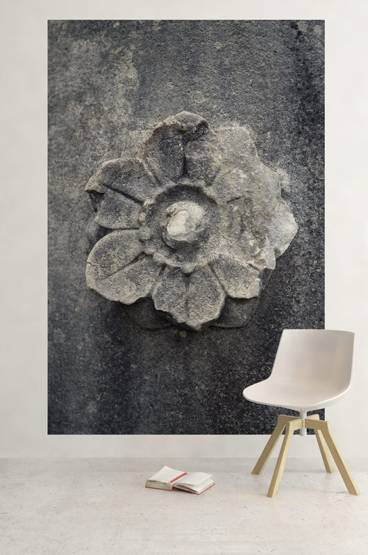 Détail architecture : Fleur taillée dans la pierre – Image 3