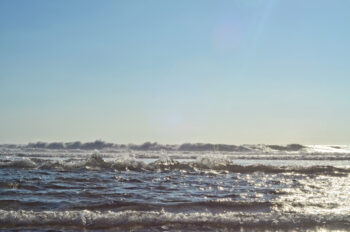 Océan Calme, photographie haute résolution d’une piscine naturelle formée sur le littoral océanique.