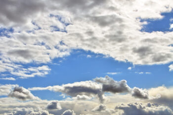 Nuages Complexes 2, photographie haute résolution d’un ciel nuageux aux nuances de couleurs variées.