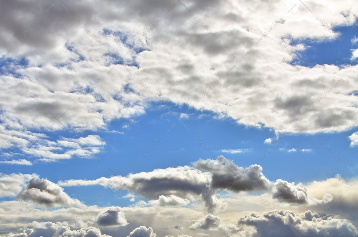 Nuages Complexes 2, photographie haute résolution d’un ciel nuageux aux nuances de couleurs variées.