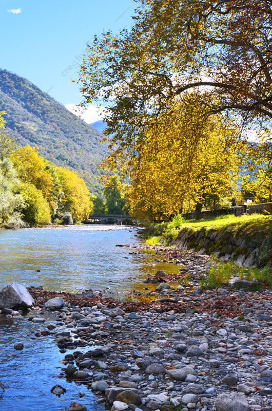 Rivière des Pyrénées, photographie haute résolution du Gave d'Ossau. Des galets, un vieux pont de pierre, les montagnes au loin...