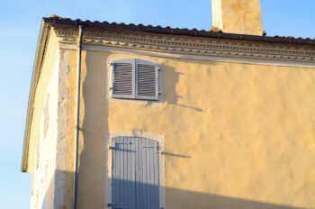 Maison de village au coucher du soleil, photographie haute résolution