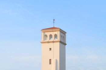 Clocher dans le soleil couchant, photographie haute résolution du clocher de l'église qui borde le lac d'Hossegor.