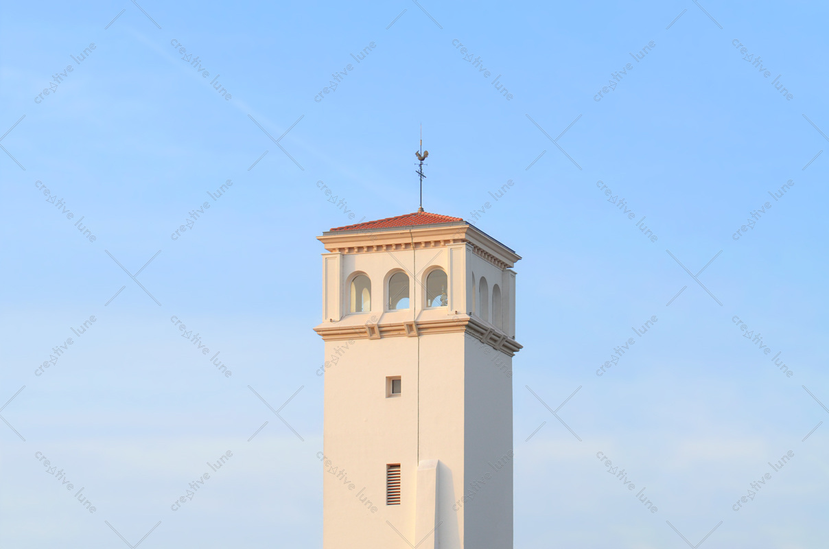 Clocher dans le soleil couchant, photographie haute résolution du clocher de l'église qui borde le lac d'Hossegor.