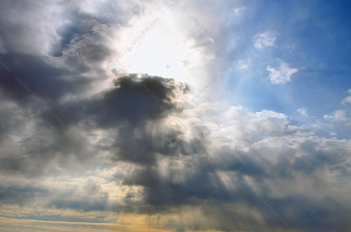 Rayons de Soleil dans les Nuages • Photo Libre de Droits