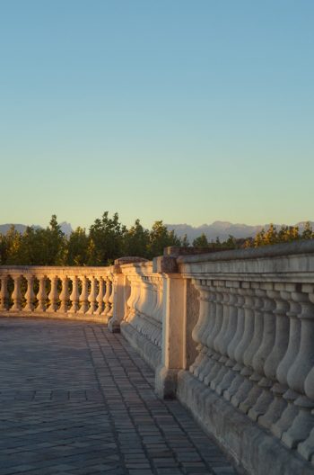 Matin en vieille ville • Photo du sud ouest à télécharger. Garde corps en pierre, premiers rayons du soleil, en arrière plan chaîne des Pyrénées...